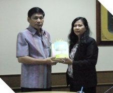 ว่าที่ ร.ต. สุพีร์พัฒน์ จองพานิช  ผู้ว่าราชการจังหวัดสุพรรณบุรี ประธานการประชุม แนวทางการใช้ “หนังสือและการอ่าน : เพื่อพัฒนาศักยภาพเด็กปฐมวัย” รับหนังสืองานวิชาการอ่านสร้างสุขจาก นางสุดใจ พรหมเกิด ผู้จัดการแผนงานสร้างเสริมวัฒนธรรมการ