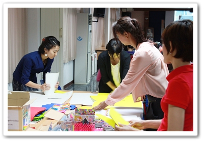 ภาพทีมงานจัดเตรียมอุปกรณ์อย่างขมักเขม้น