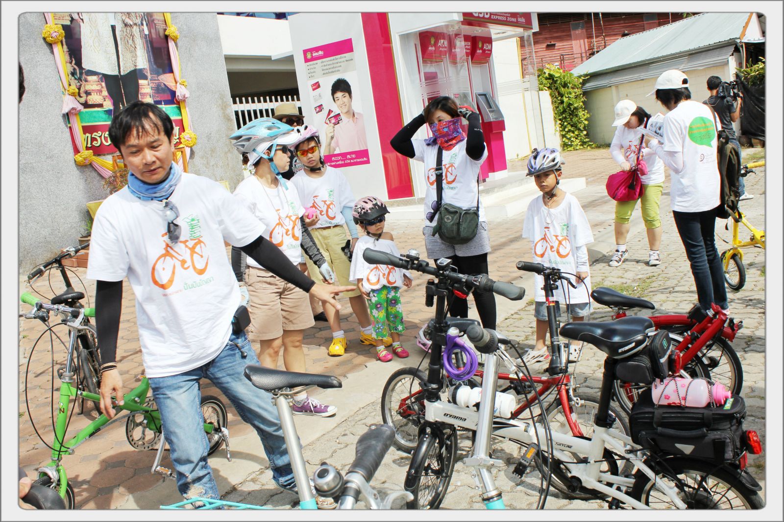 ณ จุดนัดพบตรงข้ามสวนเฉลิมพระเกียรติอัมพวา