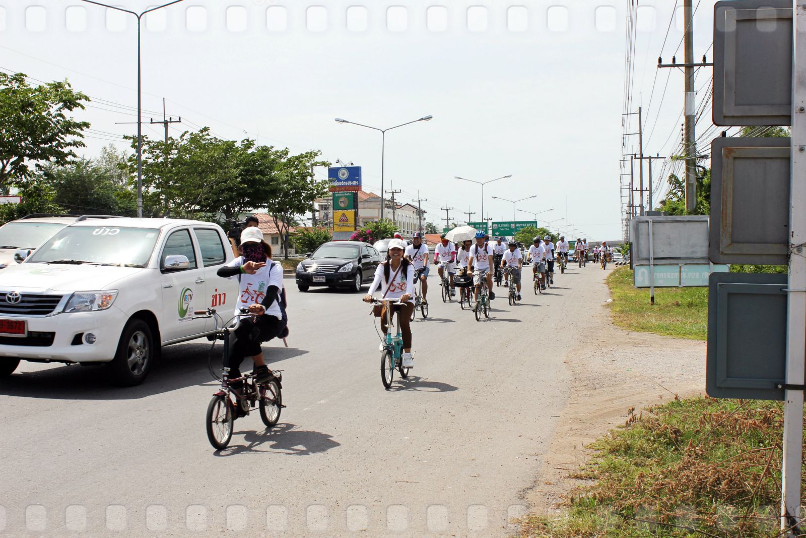 ขบวนจักรยานและรถของสื่อมวลชน