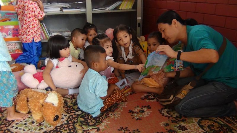 กลุ่มระบัดใบกำลังทำกิจกรรม เล่านิทานให้เด็กฟัง