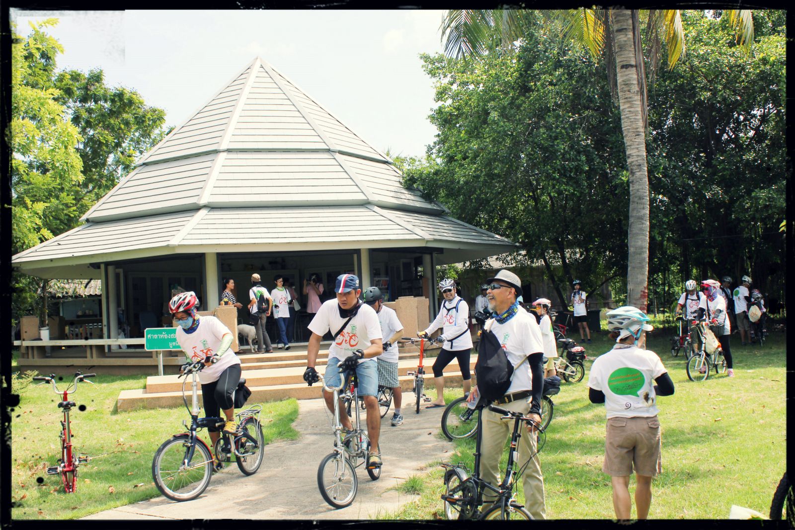 ศาลาห้องสมุดพริ้งพวงแก้ว