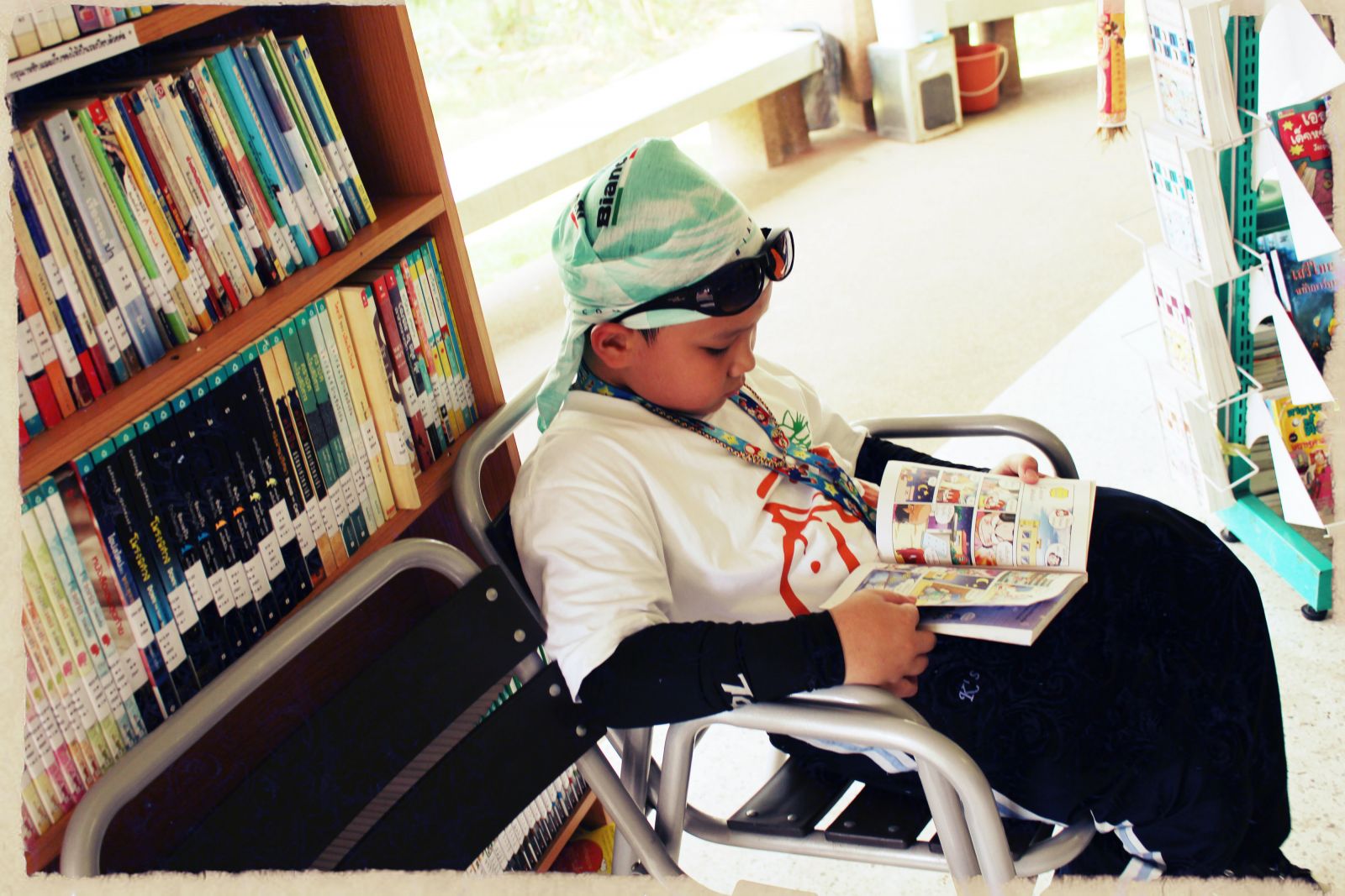 ภาพนักปั่นตัวน้อยนั่งอ่านหนังสือ