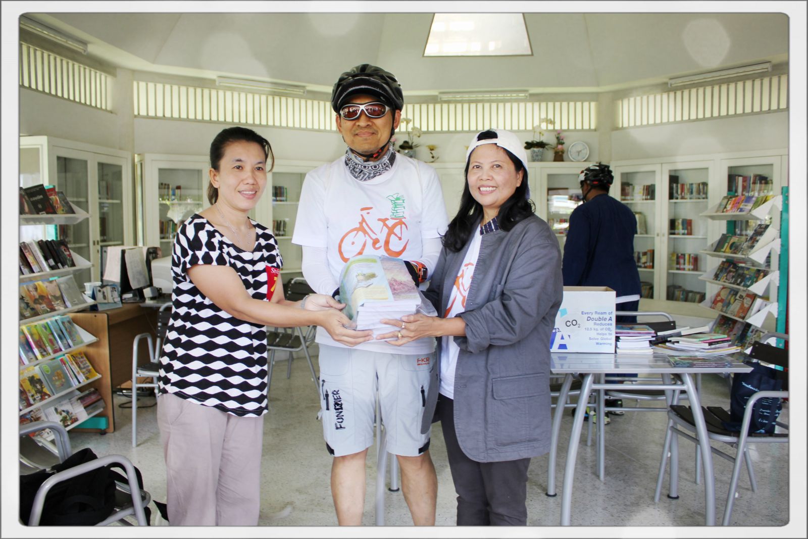 ตัวแทนมอบชุดหนังสือเป็นของที่ระลึก