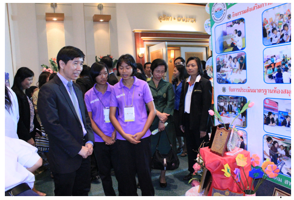 ทพ.กฤษดา  เรืองอารีย์รัชต์ และคณะผู้บริหารเดินชมนิทรรศการ