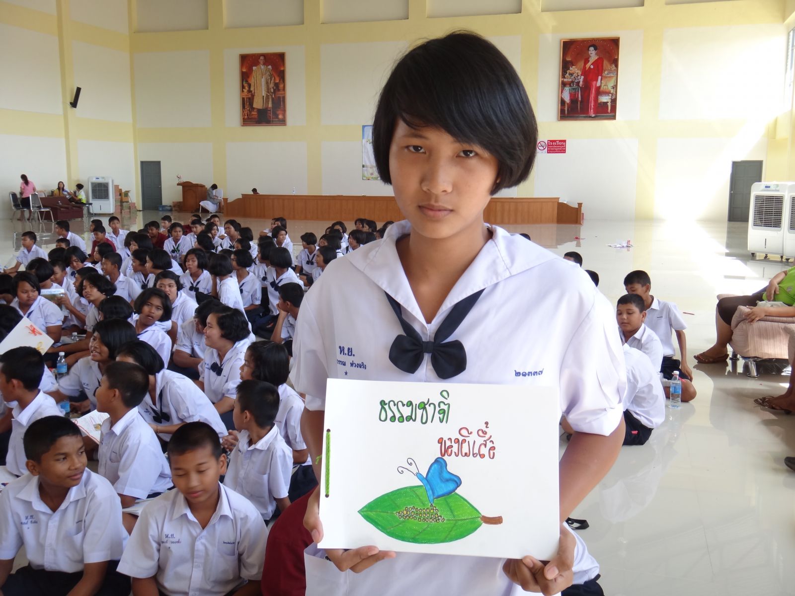 น้องๆถ่ายภาพคู่ผลงานตนเองเรื่อง ธรรมชาติของผีเสื้อ