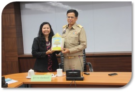 คุณ สุดใจ พรหมเกิด ผจก.แผนงานฯ มอบหนังสือให้กับท่านผู้ว่าฯจังหวัดกระบี่