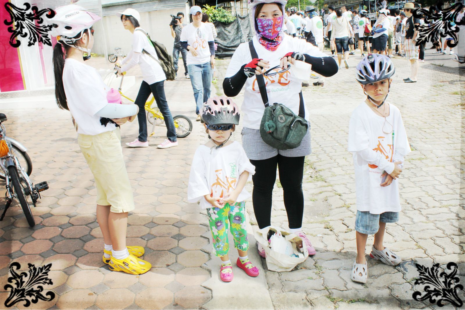 ภาพเด็กๆที่แต่งตัวในชุดนักปั่นจักรยาน