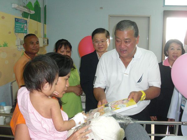 ผู้ว่ามอบหนังสือแก่เด็กแรกเกิด