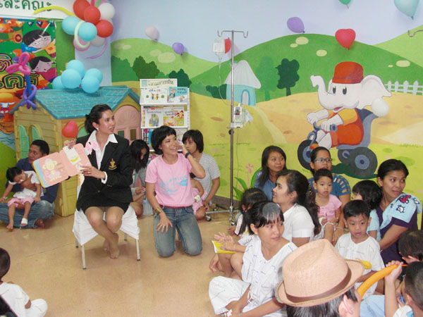 นางทยา ทีปสุวรรณ รองผู้ว่าฯ เล่านิทานให้เด็กป่วยเรื้อรัง