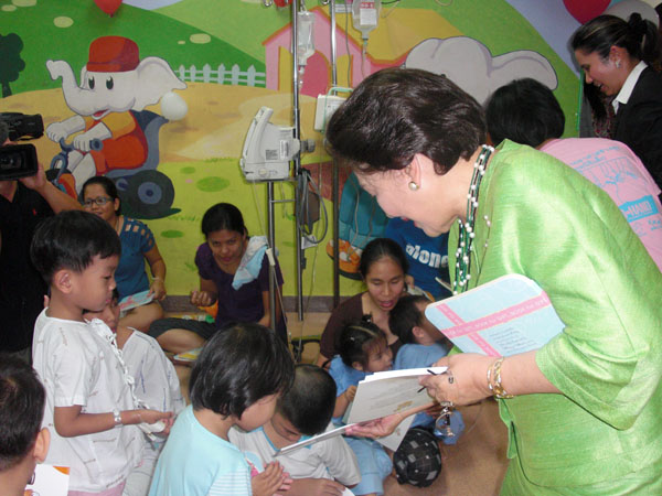 ภาพเด็กๆให้ความสนใจหนังสือ