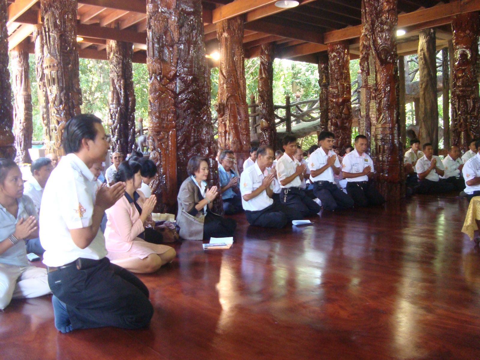 ชมรมแท็กซี่คุณธรรมและคุณสุดใจ พรหมเกิด ร่วมฟังธรรมจากพระอาจารย์