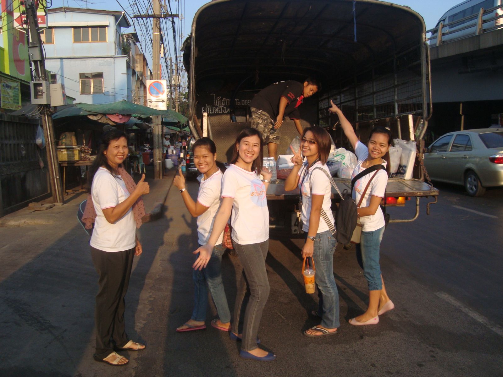 กำลังเตรียมอุปกรณ์ใส่รถบรรทุก