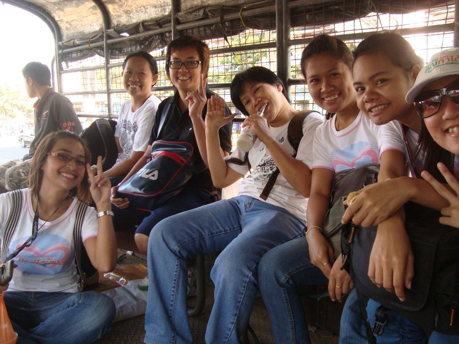 สนุกสนานกันบนรถ