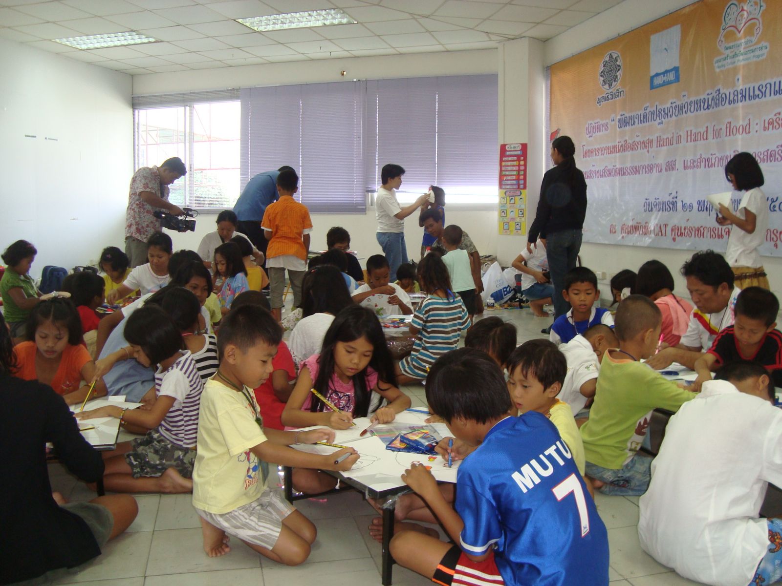 เด็กๆสนุกสนาน ไปกับการประดิษฐืหน้ากากของตัวเอง