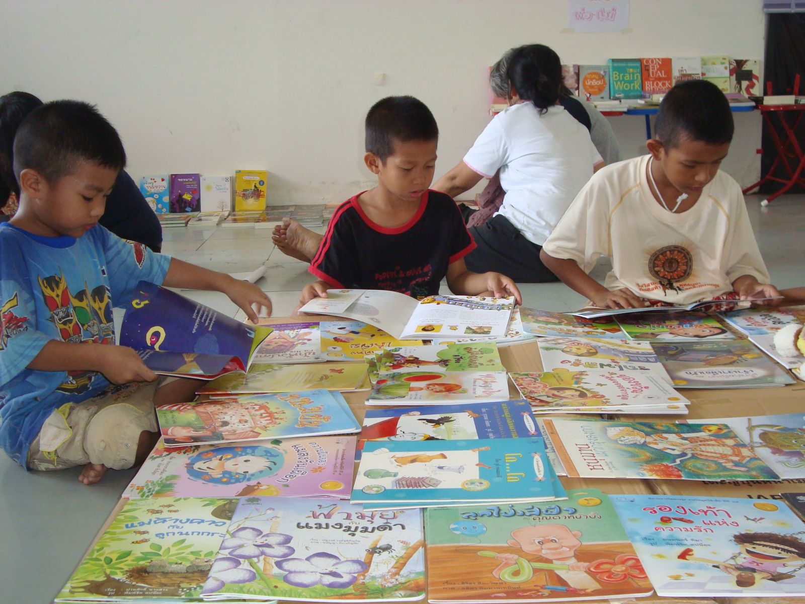 พลังของหนังสือเพียงแค่วางเด็กก็หยิบมาอ่าน