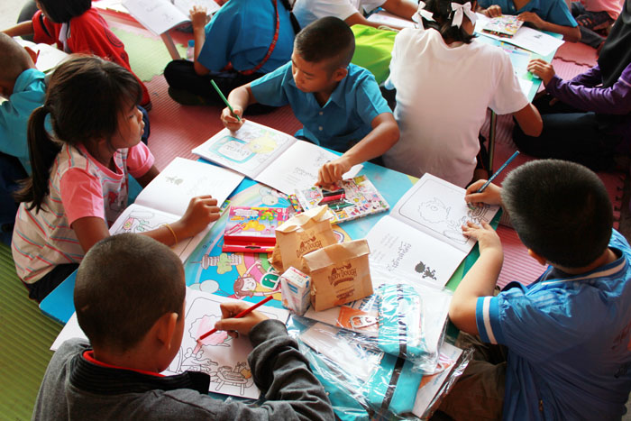 เด็กๆสนใจมาระบายสีในบู๊ทของแผนงานฯ
