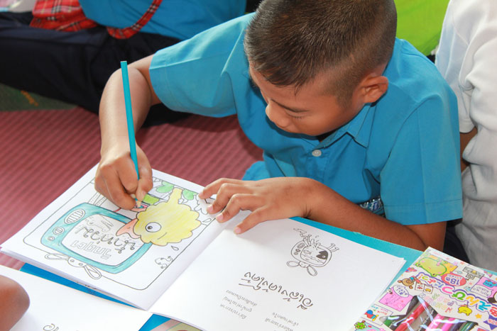 เด็กๆสนใจมาระบายสีในบู๊ทของแผนงานฯ