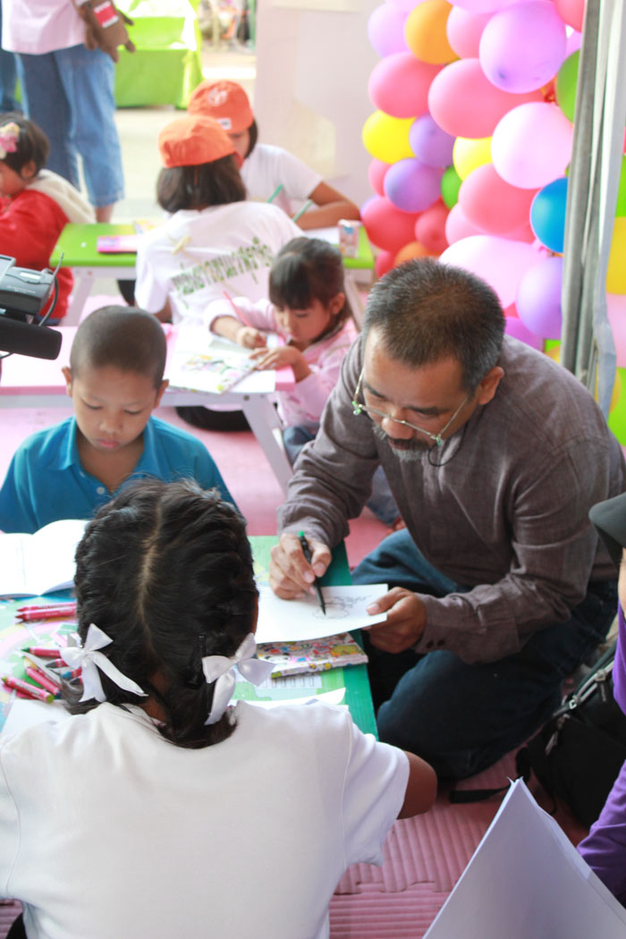 ครูชีวันสอนเด็กๆระบายสี