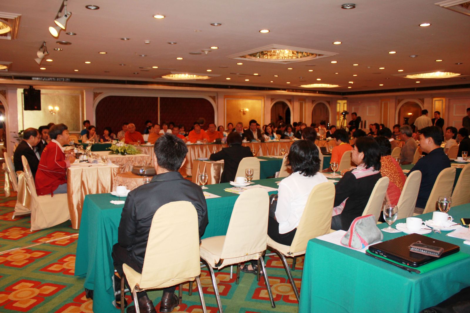 บรรยากาศผู้เข้าร่วมประชุมกว่า 100 คน