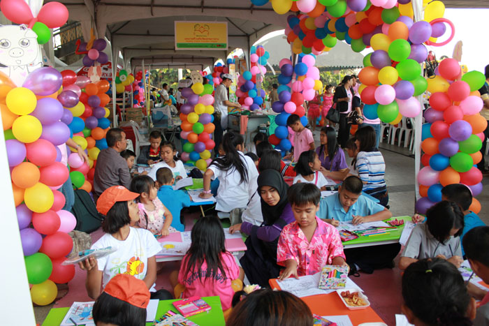 เด็กๆสนใจมาระบายสีในบู๊ทของแผนงานฯ