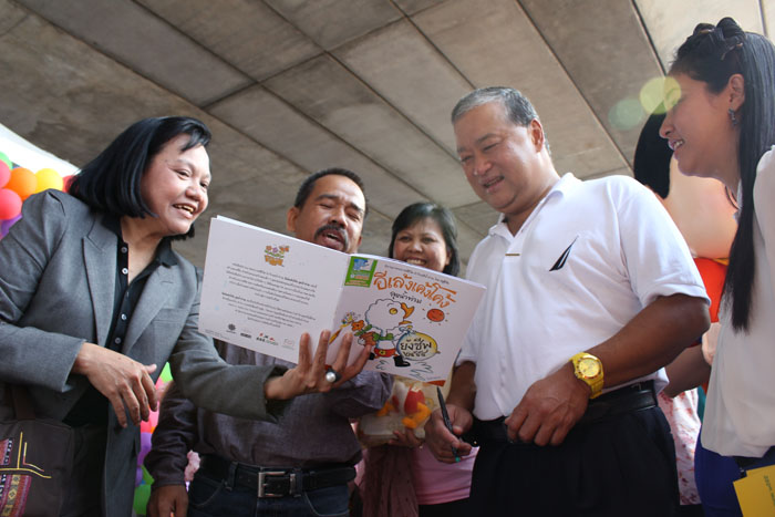 คุณปราณี สัตยประกอบนำเสนอหนังสืออีเล้ง เค้งโค้ง แด่ผู้ว่า