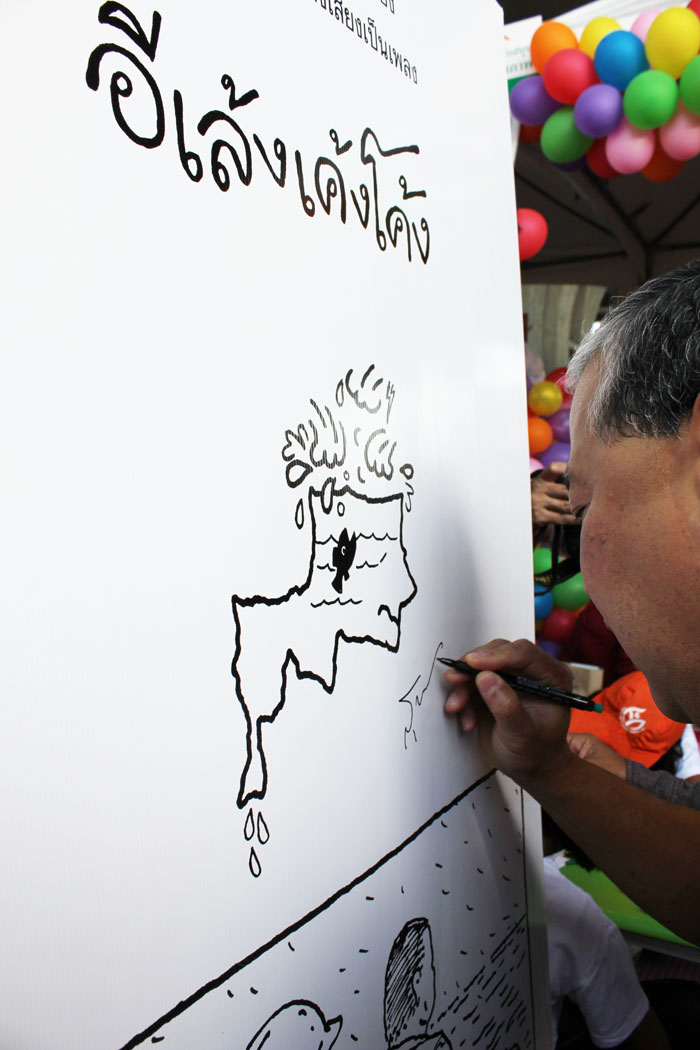 ภาพผู้ว่าเซ็นต์ชื่อที่ป้ายอีเล้งเค้งโค้ง 