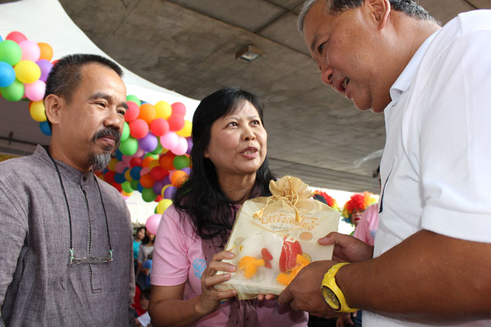 คุณสุดใจ พรหมเกิดและครูชีวัน วิสาสะ มอบชุดหนังสือแด่ท่านผู้ว่า
