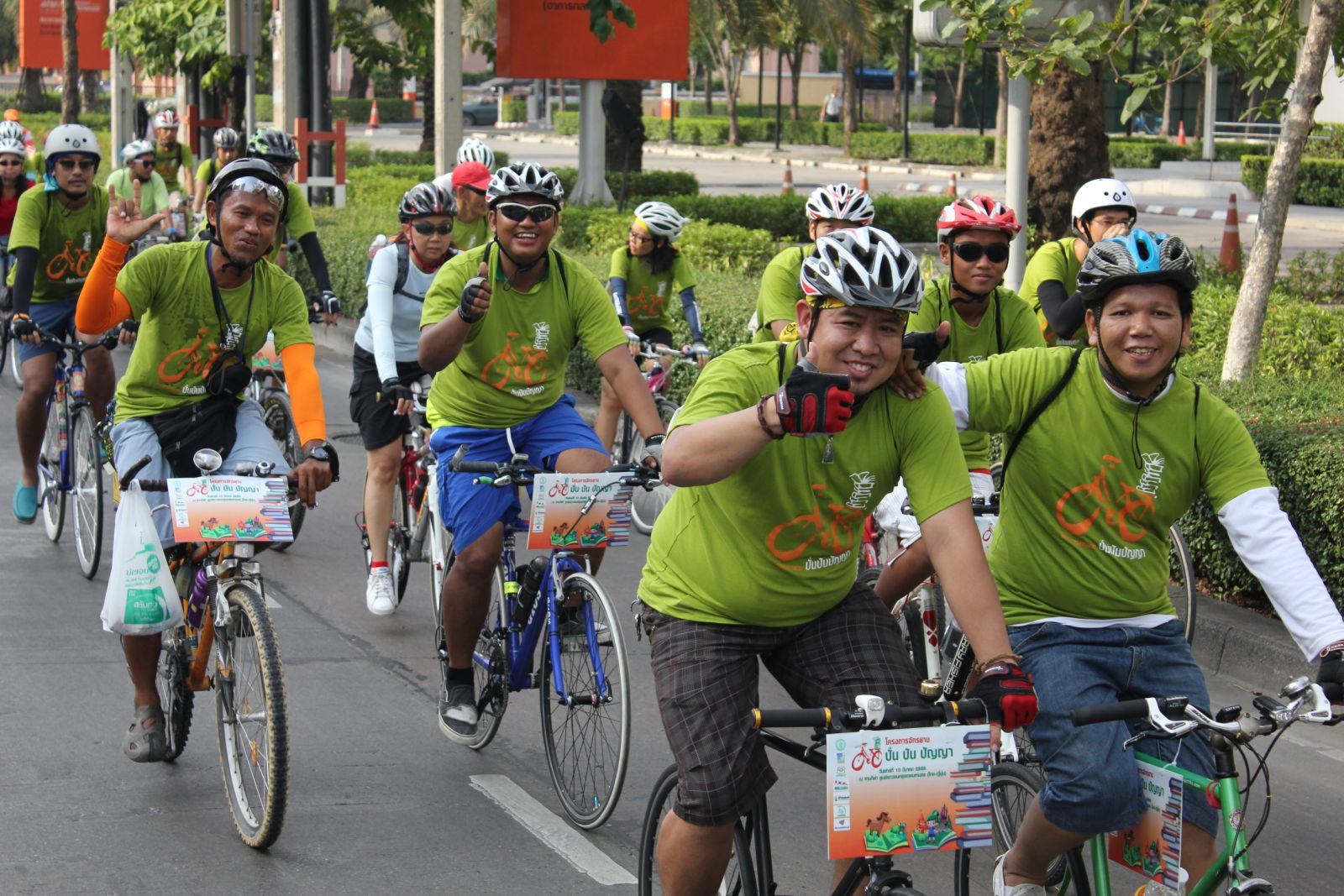 ภาพนักปั่นจักรยานที่เปี่ยมไปด้วยรอยยิ้ม