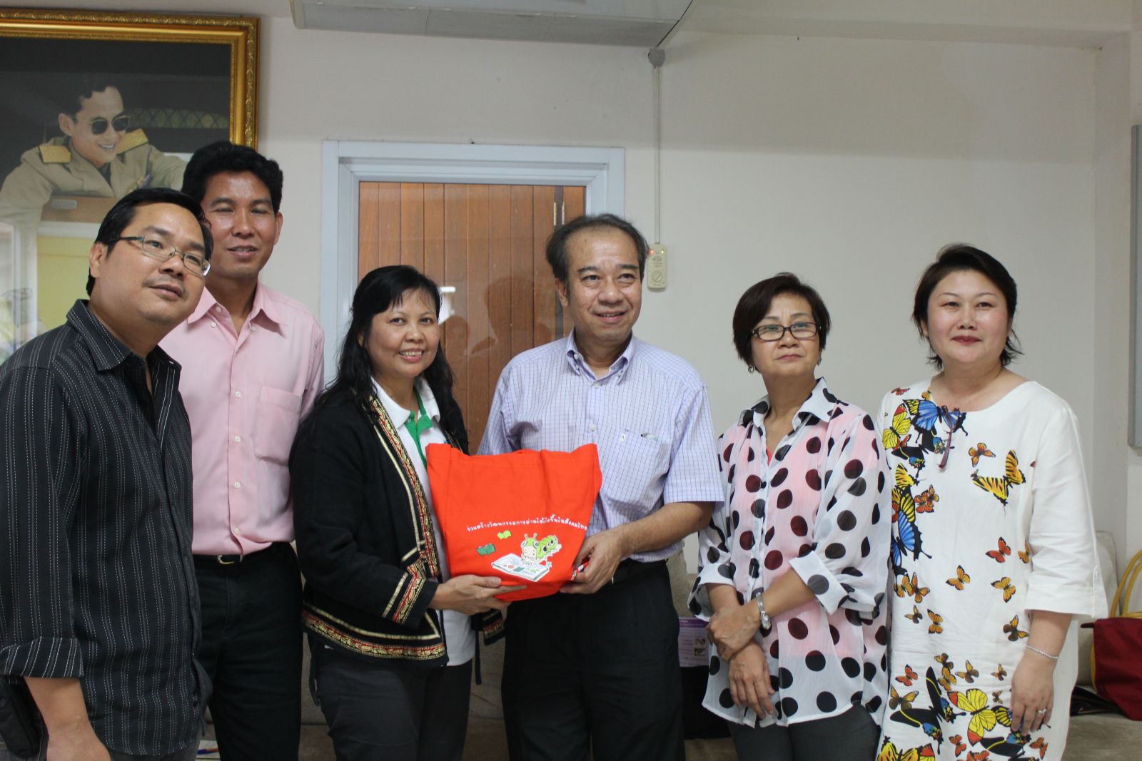 ภาพนางสุดใจ พรหมเกิด มอบกระเป๋าหนังสือ