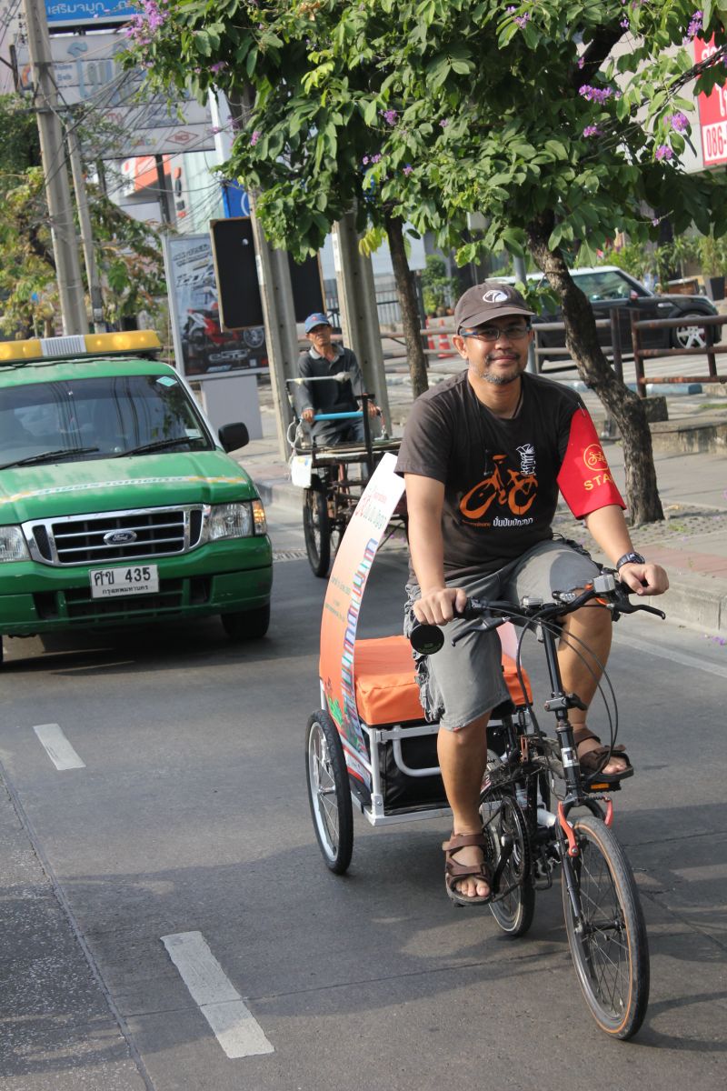 คุณกฤษฏิ์ อาสารั้งท้ายขบวน เพื่อดูความเรียบร้อย