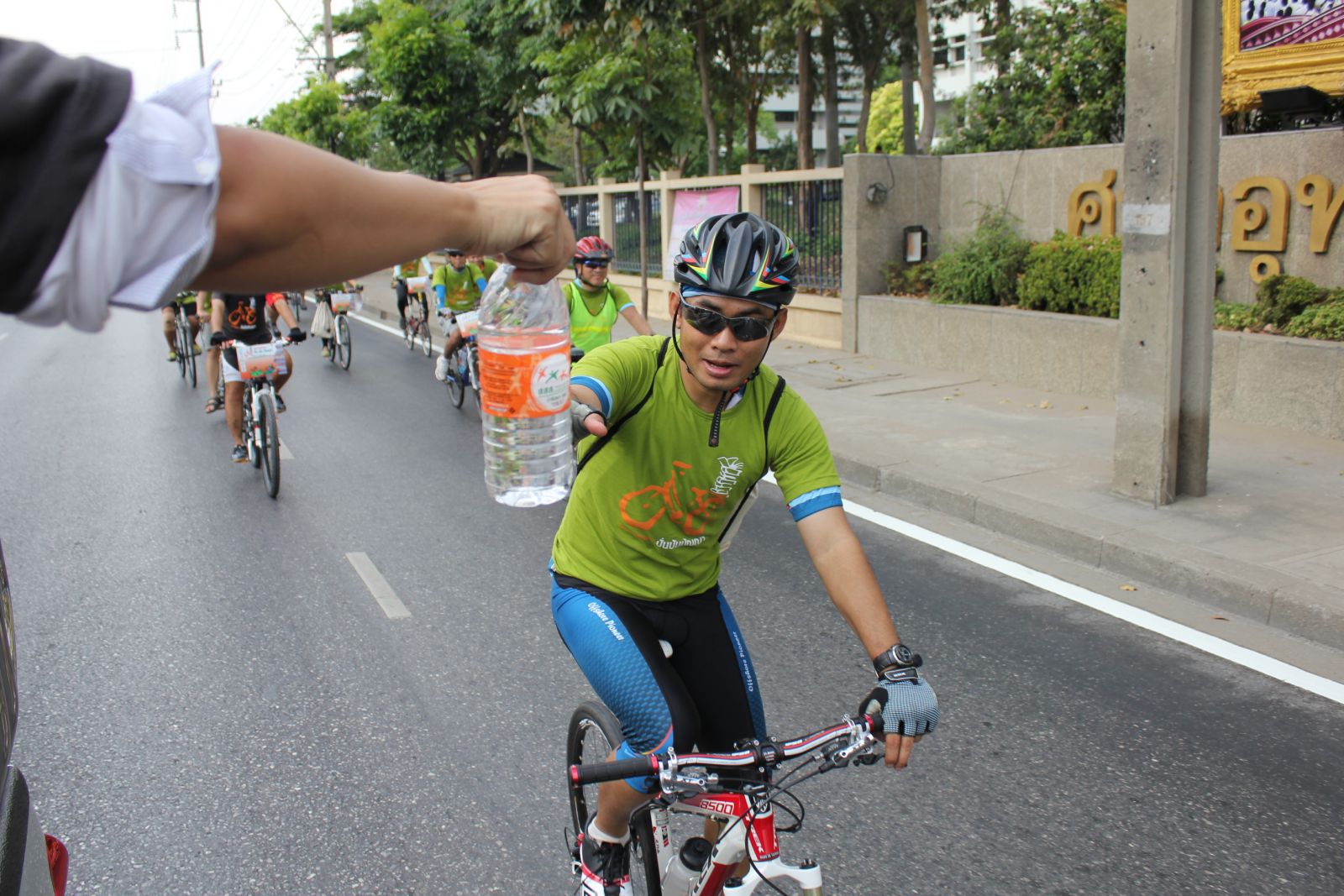 มอบน้ำดื่มระหว่างทาง