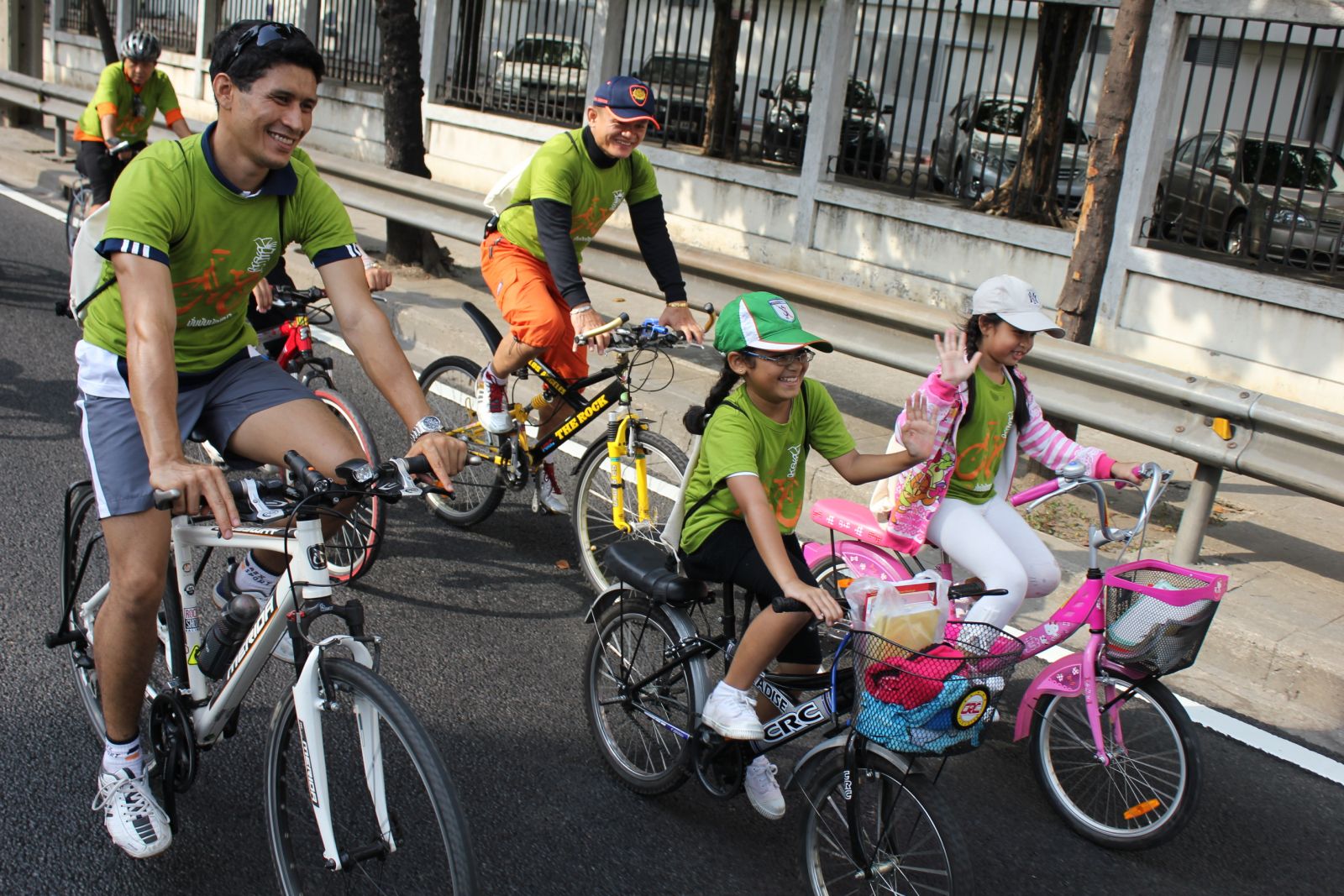 หนูน้อยจิตอาสาปั่นไปก็ส่งยิ้มห้ตากล้องไป