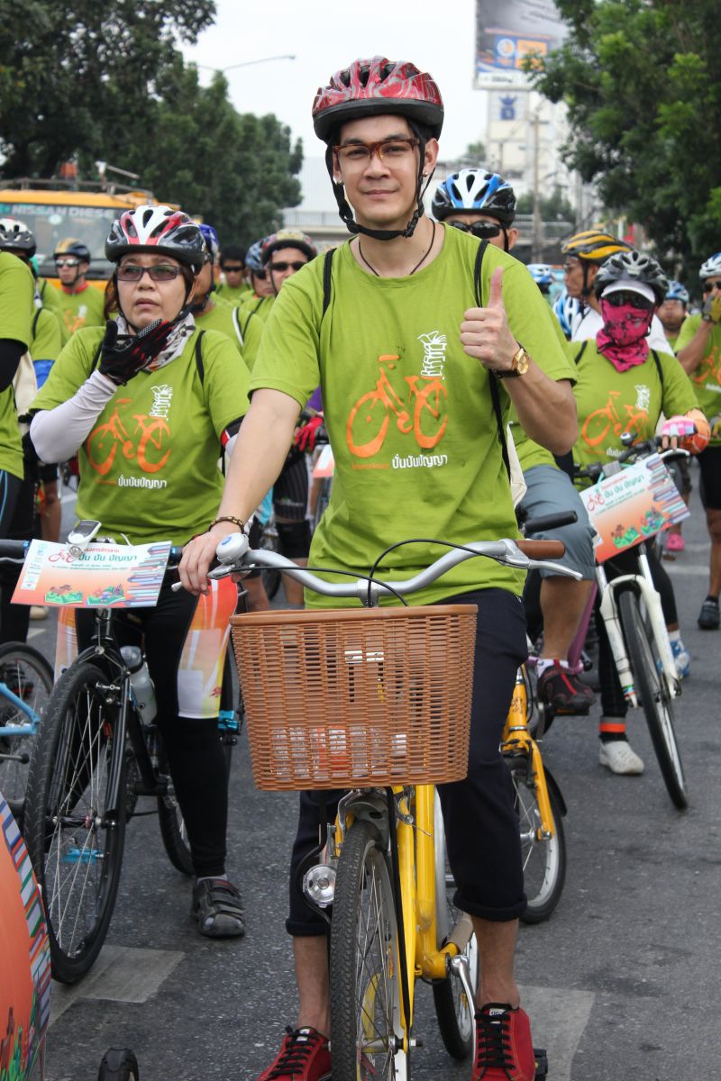 ภาพคุณดนัย จารุจินดา ดารานักแสดงที่มาร่วมปั่นจักรยาน