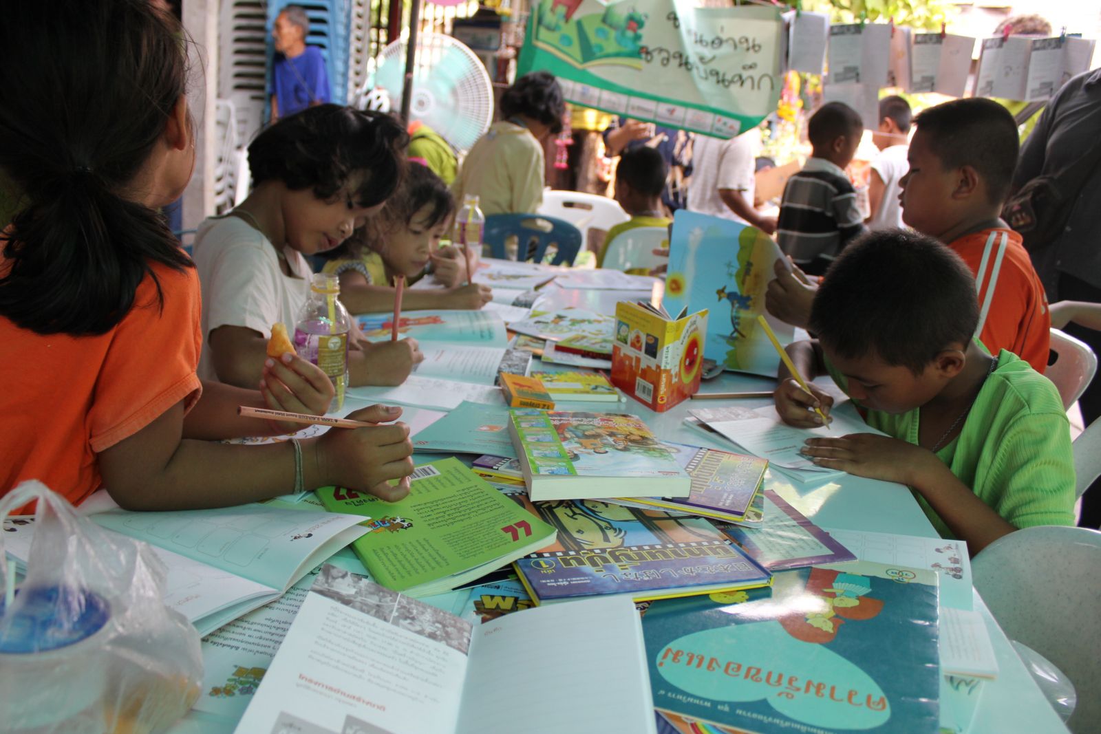 เด็กสนุกกับกิจกรรมวาดภาพระบายสี