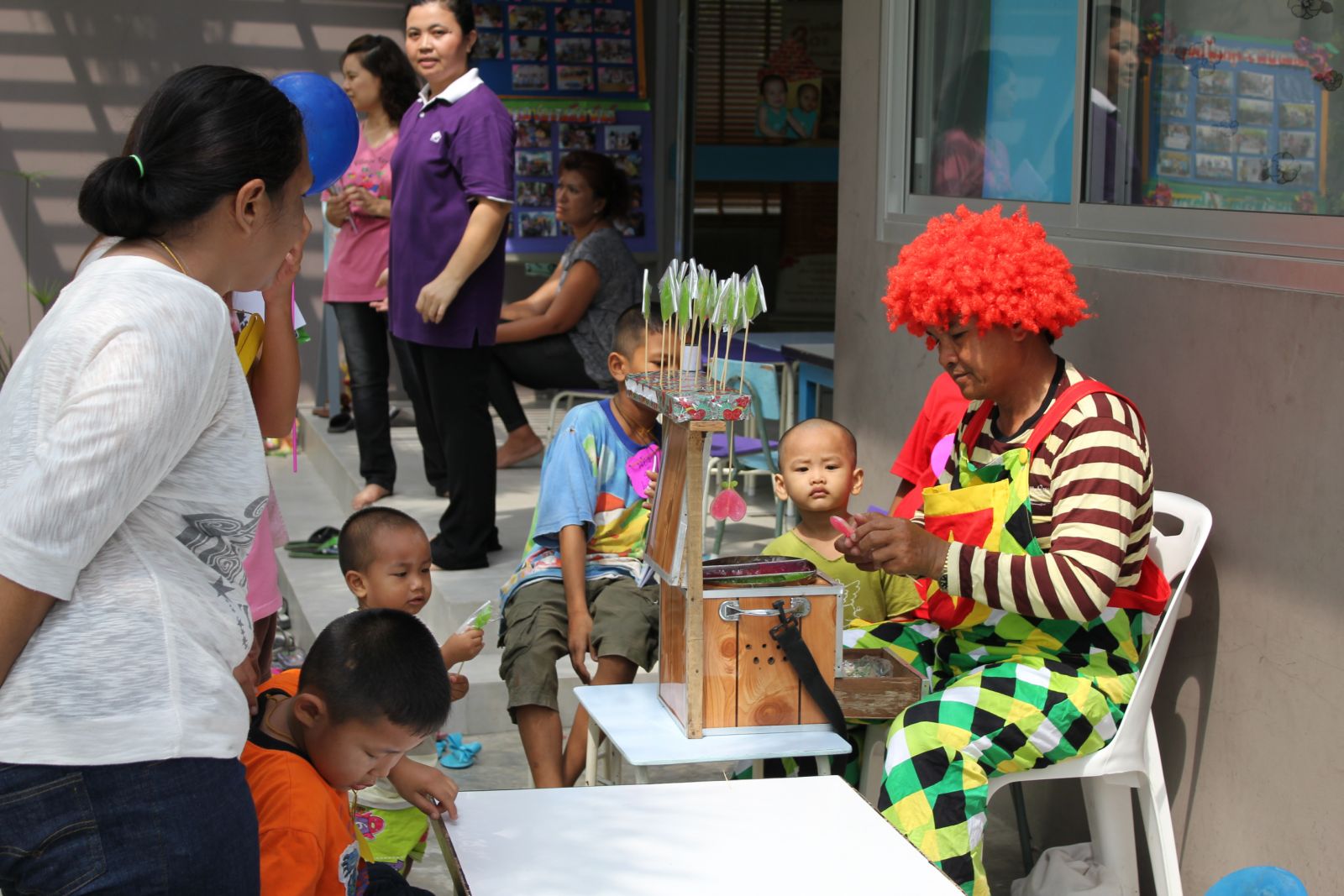 ภาพเด็กๆรอขนมที่โครงการจัดให้