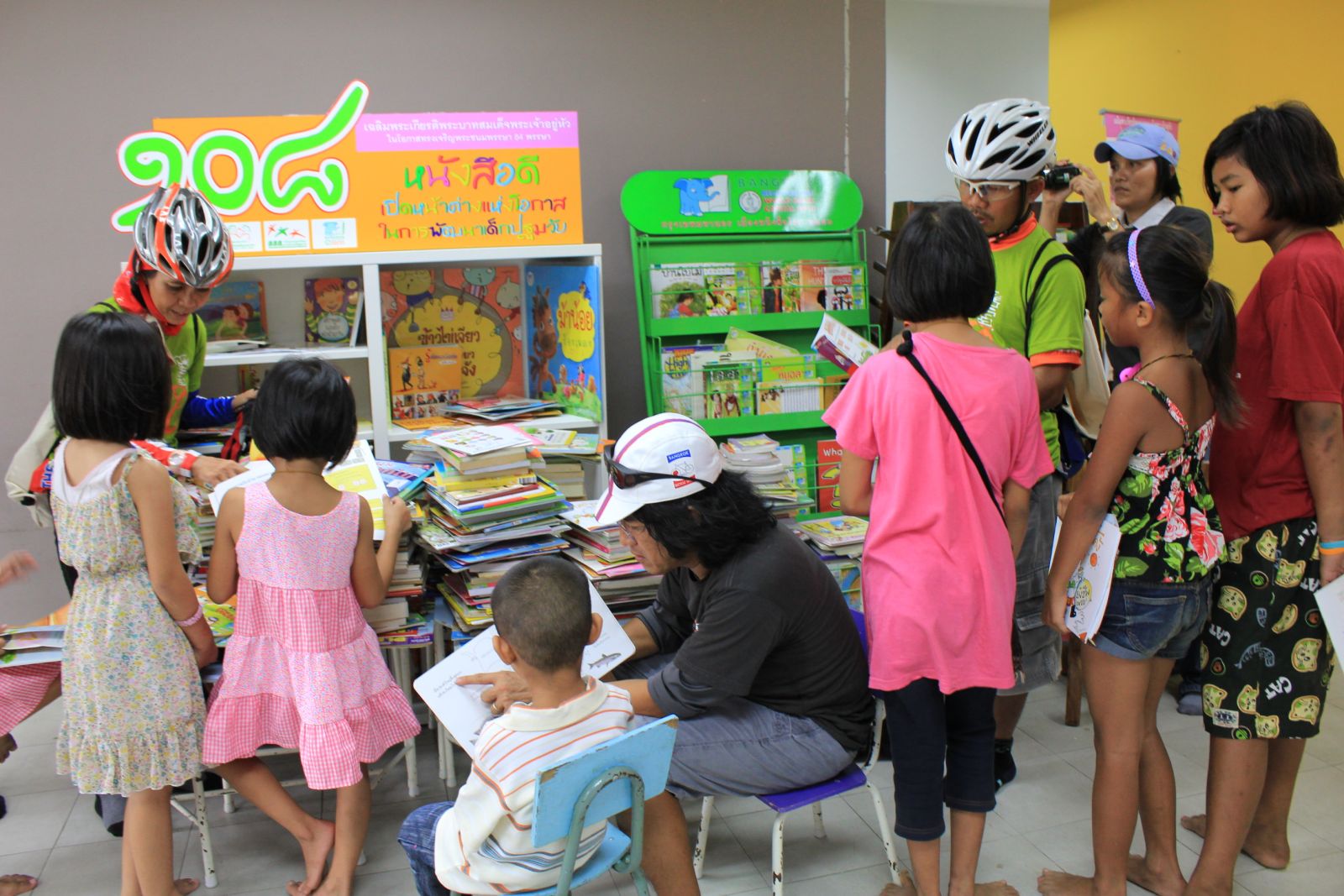 ภาพพี่อาสาเล่านทานให้น้องฟัง