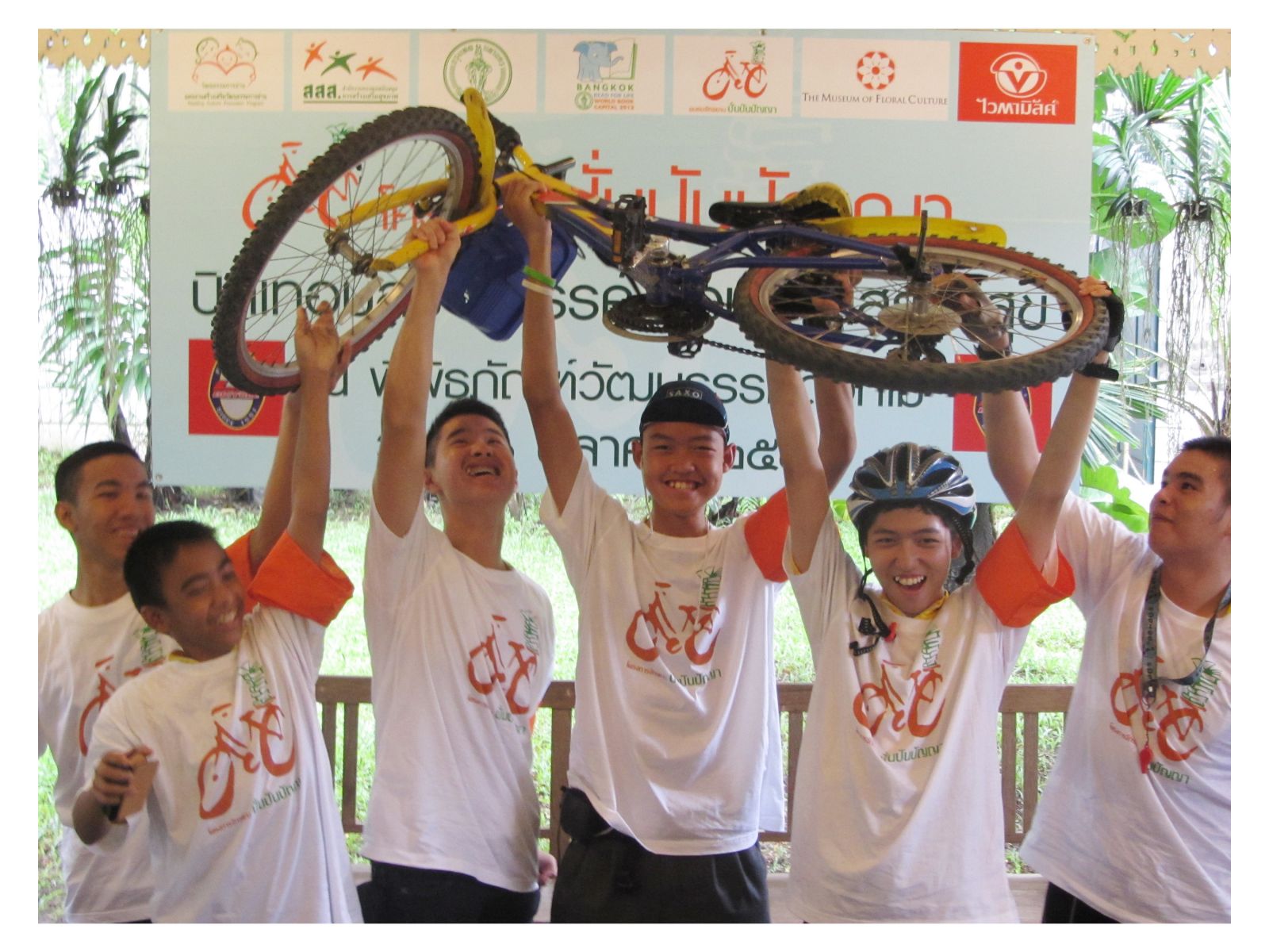 กลุ่มเยาวชนยกจักรยานถ่ายภาพ