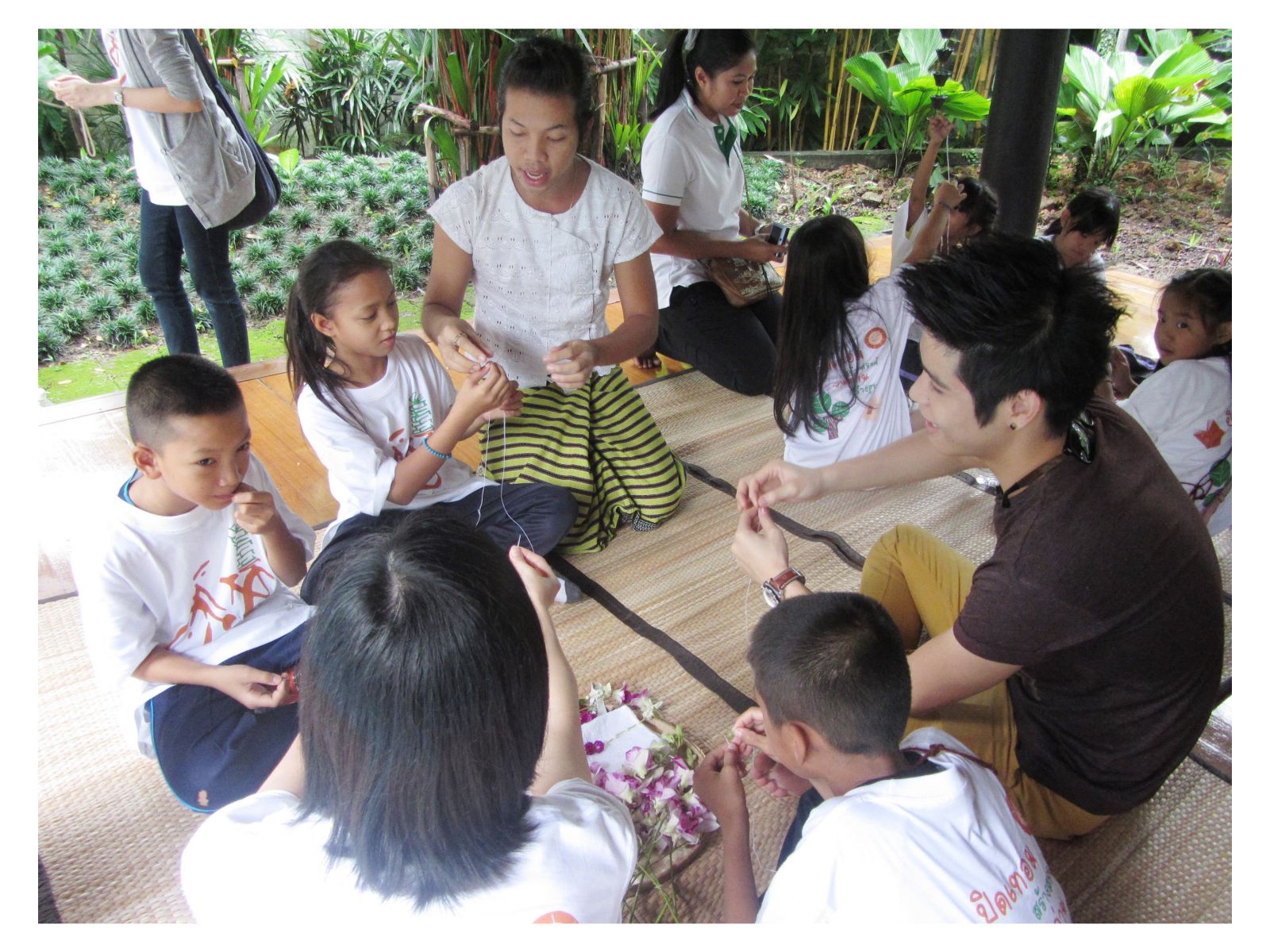 ภาพเด็กร้อยมาลัย ดอกไม้สด