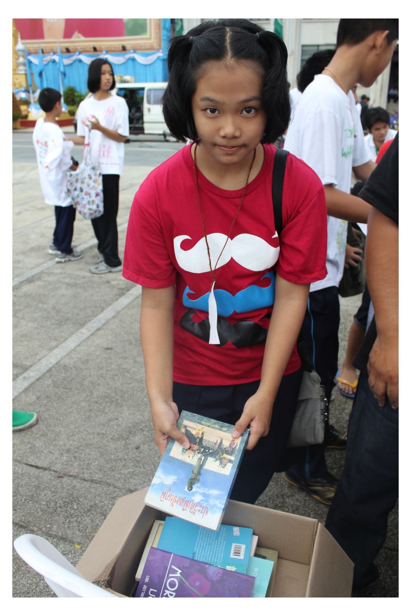 ภาพน้องๆนำหนังสือของตนเองมาบริจาค