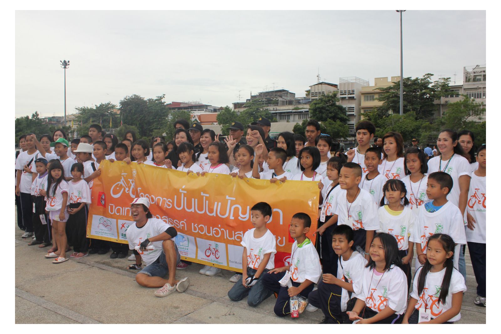 ถ่ายภาพร่วมกันก่อนออกสตาร์ทการเดินทาง