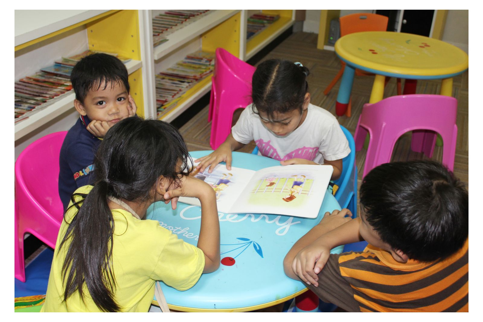 เด็กนั่งอ่าน/ดู หนังสือนิทานภาพ