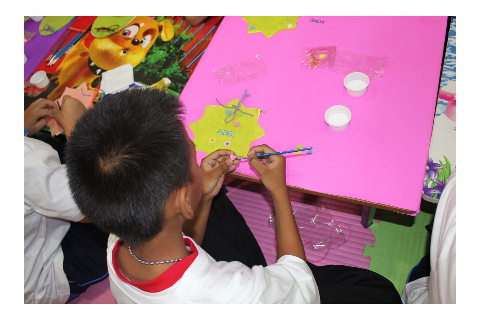 ภาพน้องๆนั่งทำกิจกรรม