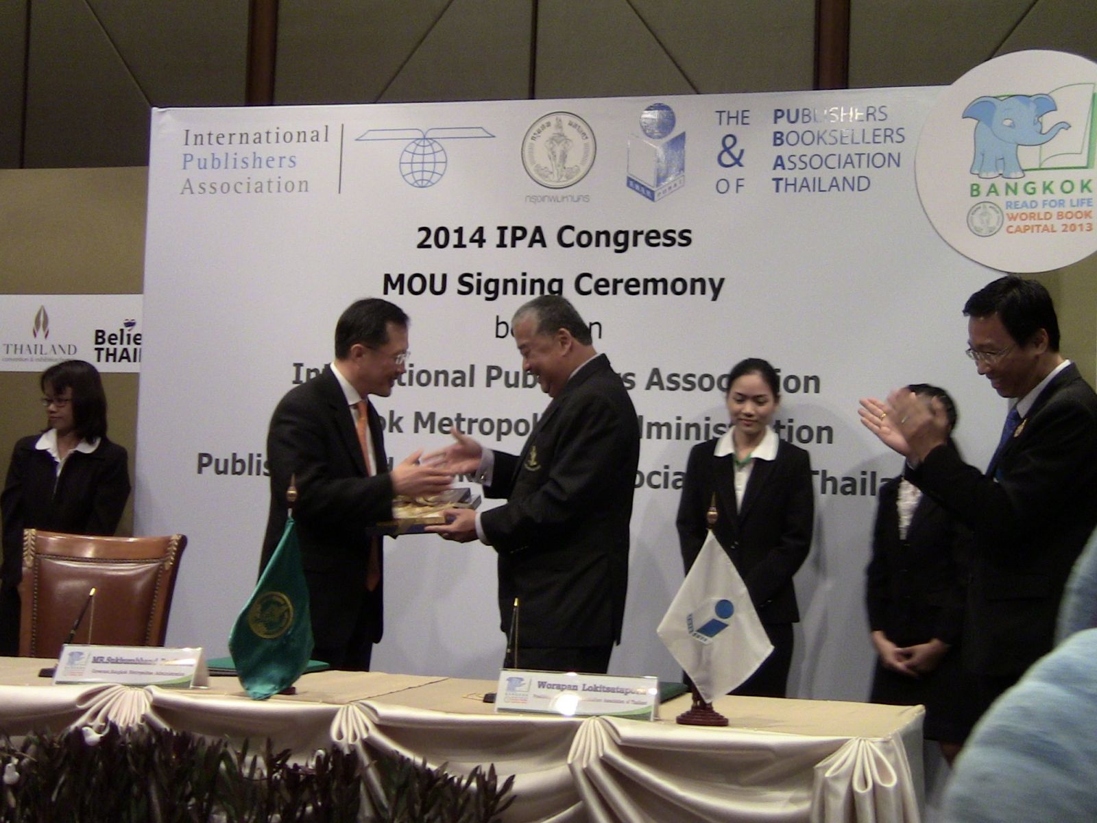 Mr.YoungSuk “Y.S” Chi  ประธาน  IPA และ ม.ร.ว.สุขุมพันธุ์ บริพัตร