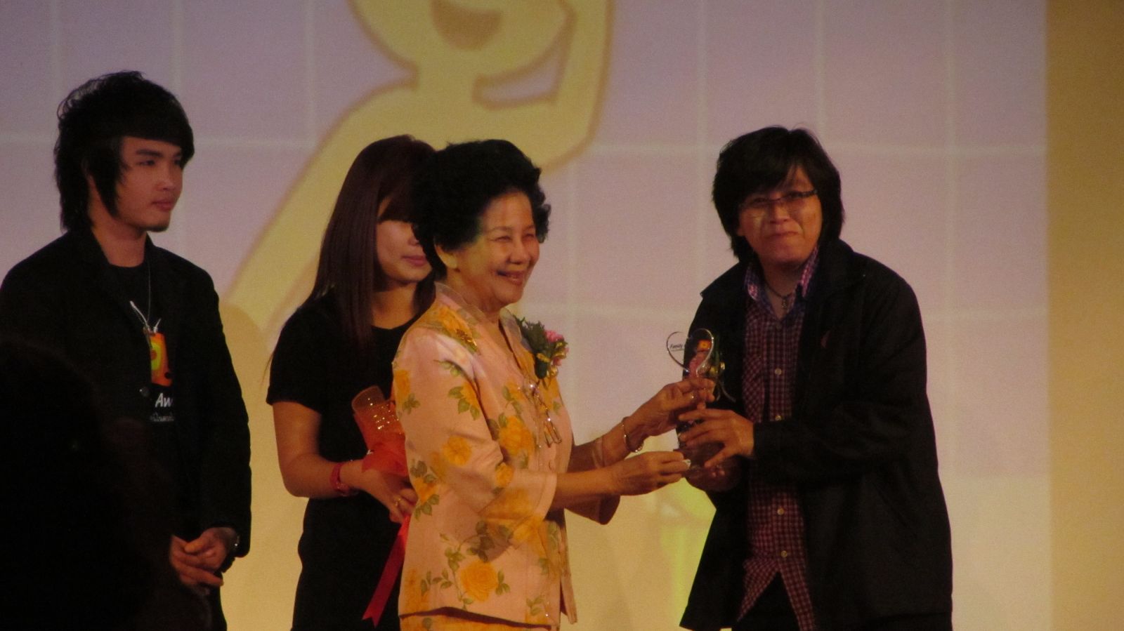 ตัวแทนรับรางวัล