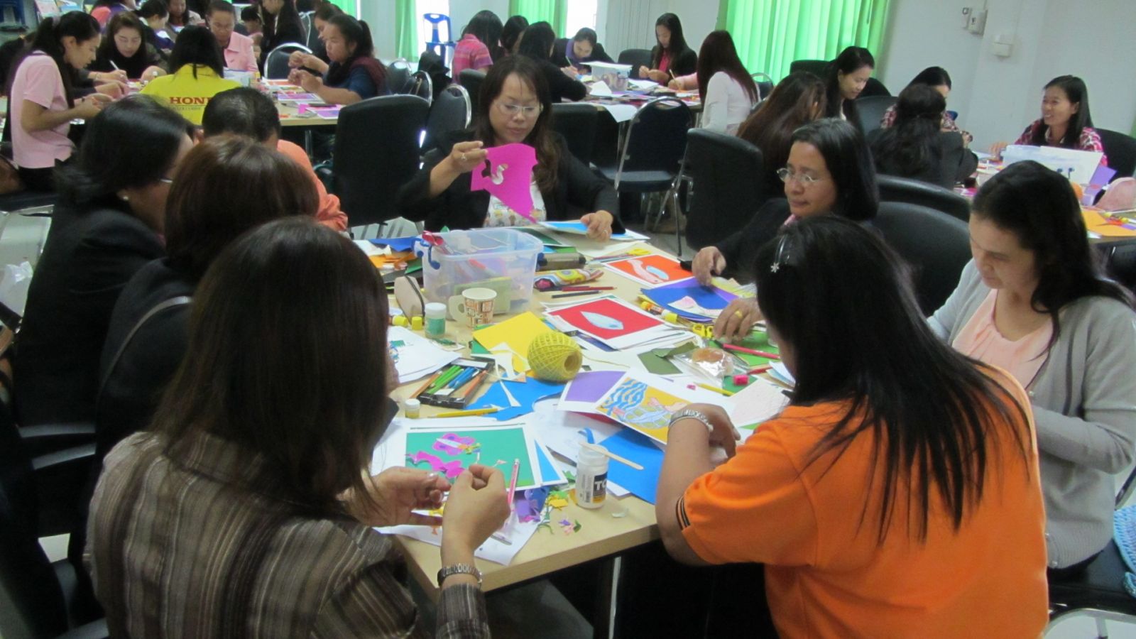 นั่งทำนิทานภาพกันอย่างสนุกสนาน