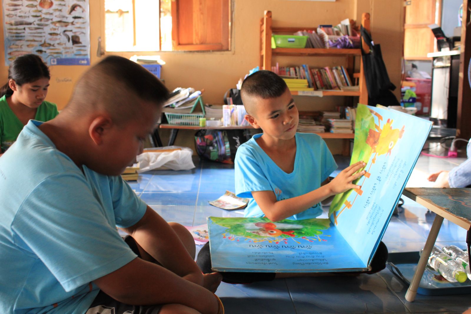 น้องเอฟอ่านหนังสือในห้องสมุด