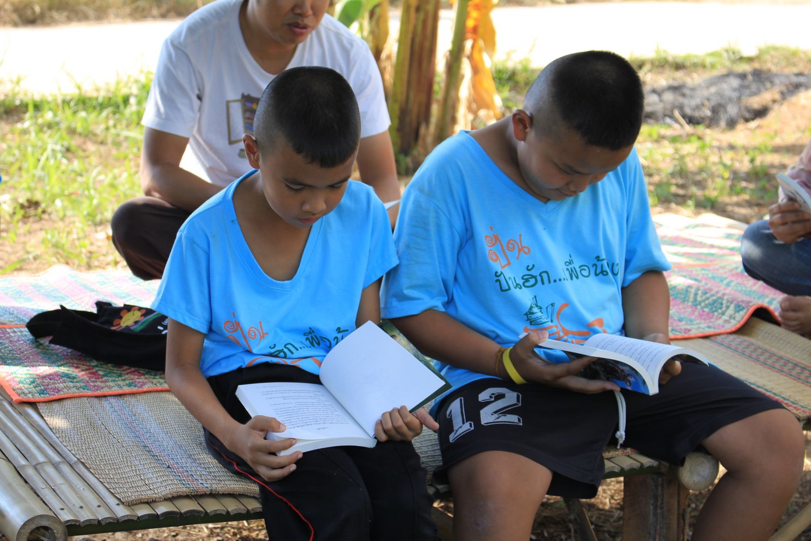 น้องเอฟ กับ น้องฟอต นั่งอ่านหนังสือ