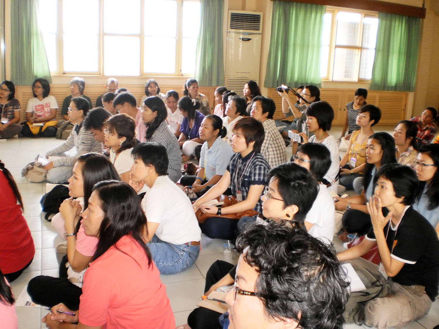 ภาพผู้เข้าร่วมประชุมนั่งฟังการบรรยายอย่างตั้งใจ
