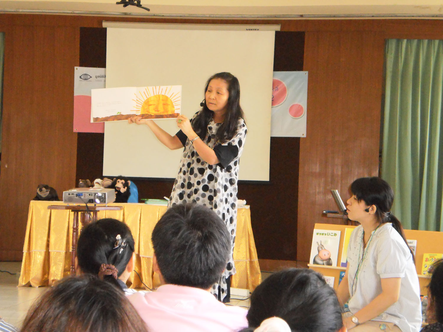 เทคนิคการจับหนังสือเล่านิทาน โดยคุณริเอะ  มูรานากะ